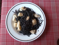 Spaghettis  negres  picants  amb calamarcets 